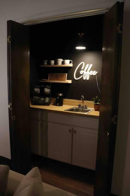 By HWY, 3/2 , sleeps large group Palo Duro Fun House in Amarillo