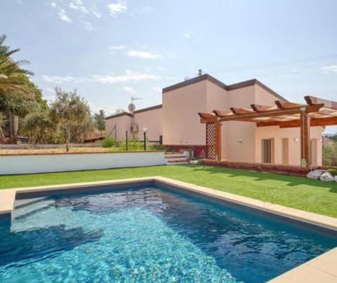 Property building, Day, Garden, Garden view, Pool view, Swimming pool, sunbed