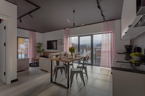 TV and multimedia, Kitchen or kitchenette, Living room, Seating area, Dining area
