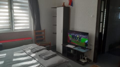 Bed, TV and multimedia, Bedroom