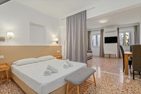 Bed, TV and multimedia, Bedroom, towels, air conditioner