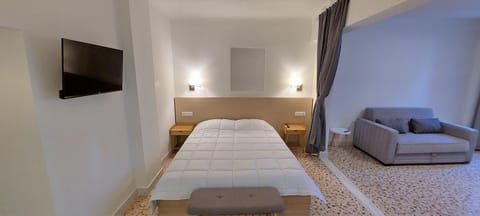 Bed, TV and multimedia, Seating area