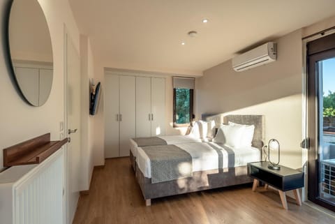 Bed, TV and multimedia, Photo of the whole room, Bedroom, wardrobe, air conditioner