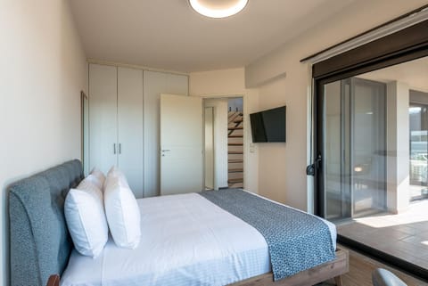 Bed, TV and multimedia, Photo of the whole room, Bedroom, wardrobe