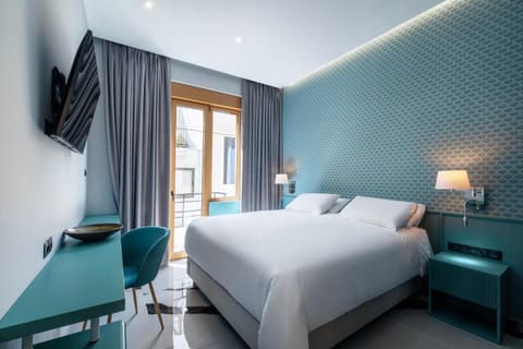 Bed, TV and multimedia, Photo of the whole room, Seating area, Bedroom