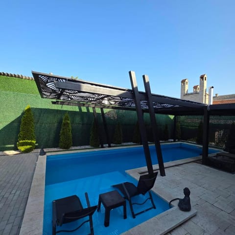 Day, Swimming pool
