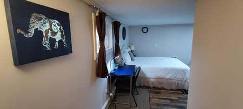 Guest House with Private Entrance- walk to Downtown Noblesville House in Noblesville