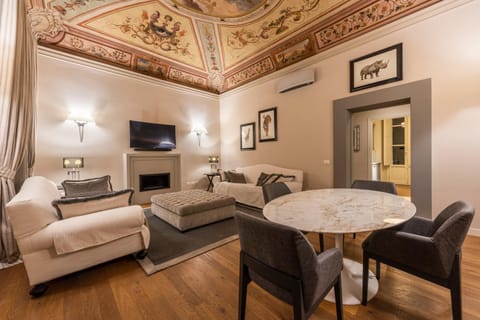TV and multimedia, Living room, Seating area, Dining area, air conditioner