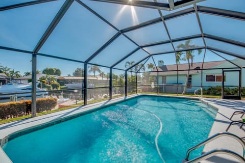 The Steak Out Gulf Access - Sleeps 14! Roelens Vacations House in Cape Coral