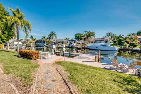 The Steak Out Gulf Access - Sleeps 14! Roelens Vacations House in Cape Coral