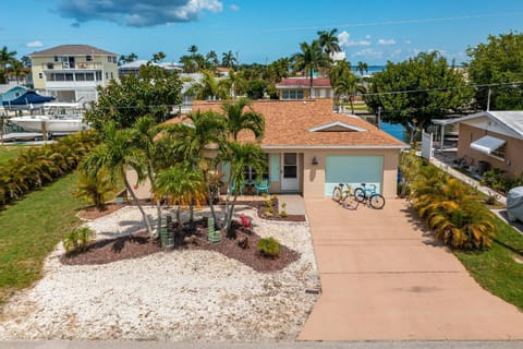 Beautiful Water Views, Tropical Sunsets, Gulf Access - Villa Island Escape - Roelens Vacations House in Matlacha