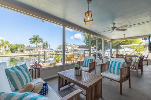 Beautiful Water Views, Tropical Sunsets, Gulf Access - Villa Island Escape - Roelens Vacations House in Matlacha