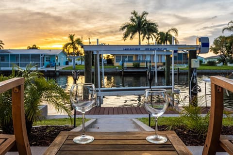 Beautiful Water Views, Tropical Sunsets, Gulf Access - Villa Island Escape - Roelens Vacations House in Matlacha