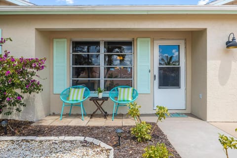 Beautiful Water Views, Tropical Sunsets, Gulf Access - Villa Island Escape - Roelens Vacations House in Matlacha