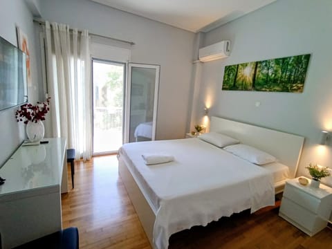 Bed, TV and multimedia, Photo of the whole room, Decorative detail, Decorative detail, Bedroom, Family, towels, air conditioner