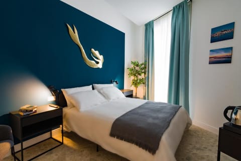 Bed, Photo of the whole room, Decorative detail, Bedroom