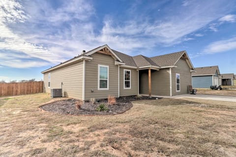 China Spring Home about 13 Mi to Downtown Waco! House in Waco