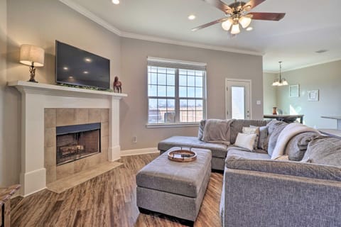 China Spring Home about 13 Mi to Downtown Waco! House in Waco