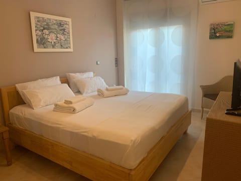 Bed, TV and multimedia, Photo of the whole room, Bedroom, towels