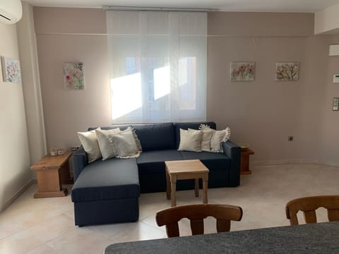 Bed, Living room, Photo of the whole room, Seating area