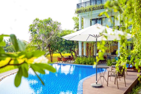 Property building, Spring, Garden, Garden view, Pool view, Swimming pool, Swimming pool, sunbed