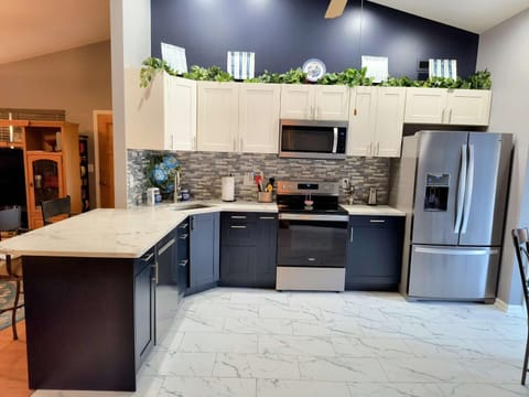 Hot Tub Hideaway 3 BR House in Jeffersonville