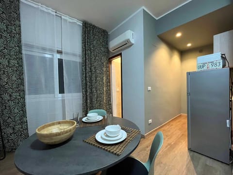 Dining area, minibar