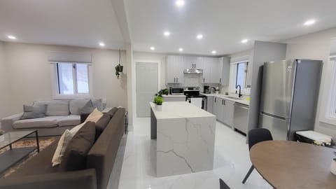 Kitchen or kitchenette, Living room, Seating area, Dining area, minibar, pet friendly, stove