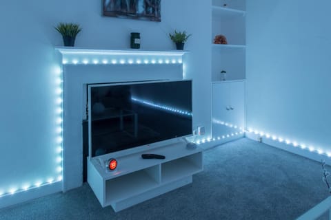 Night, TV and multimedia, Living room