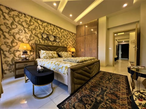 Photo of the whole room, Bedroom, wardrobe