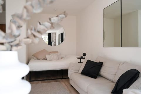 Tyylikäs hyvin varusteltu asunto. Oma autopaikka. Apartment in Uusimaa