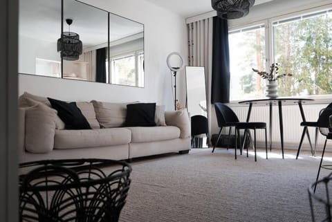 Tyylikäs hyvin varusteltu asunto. Oma autopaikka. Apartment in Uusimaa