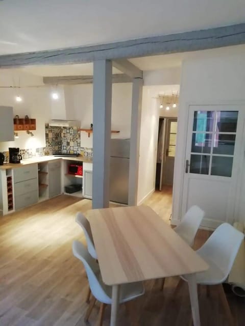 Kitchen or kitchenette, Dining area, minibar, oven, pet friendly, stove, toaster