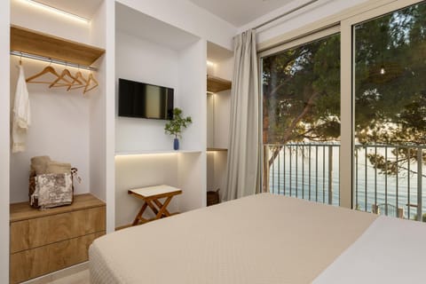 Bed, TV and multimedia, View (from property/room), Balcony/Terrace, Photo of the whole room, Bedroom, Sea view, Sea view