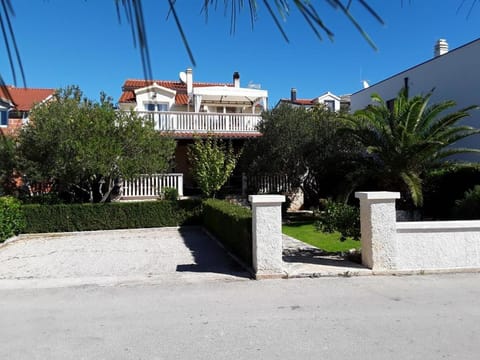 Property building, Garden, Garden view, Parking