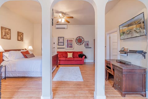 Bed, Living room, Photo of the whole room, Seating area, Bedroom