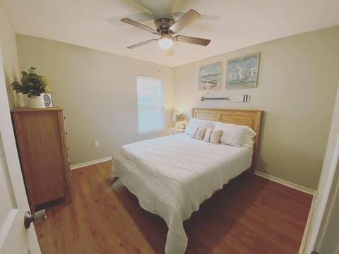 White Sand Getaway steps from Beach Apartment in Gulfport