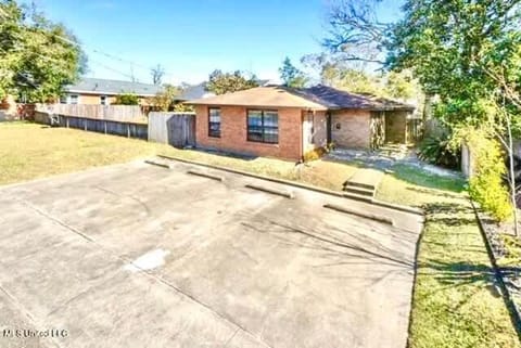 White Sand Getaway steps from Beach Apartment in Gulfport