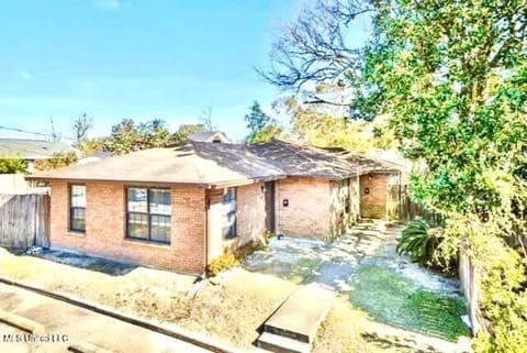 White Sand Getaway steps from Beach Apartment in Gulfport