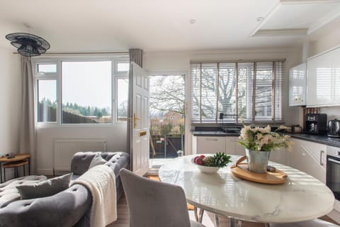 Coffee/tea facilities, Dining area, dishwasher, kitchen