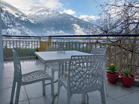 Natural landscape, Balcony/Terrace, Dining area, Lake view, Mountain view, River view