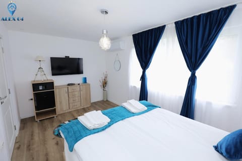 Bed, TV and multimedia, Bedroom, minibar, safe, towels