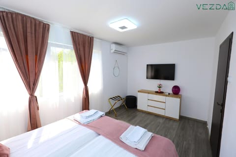 Bed, TV and multimedia, Bedroom, towels, air conditioner