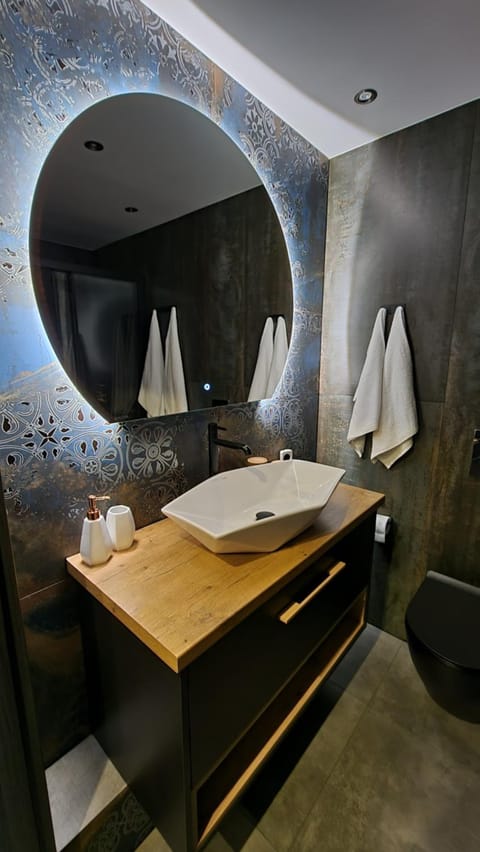 Bathroom, towels