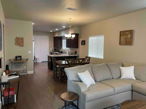 Kitchen or kitchenette, Living room, Seating area, Dining area