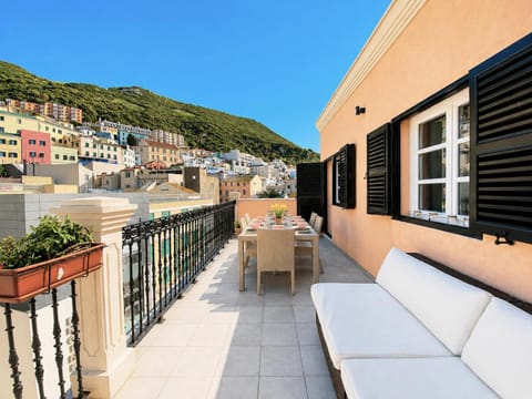 View (from property/room), Balcony/Terrace, Dining area, City view