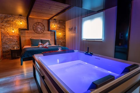 Bed, Hot Tub, Photo of the whole room, Bedroom