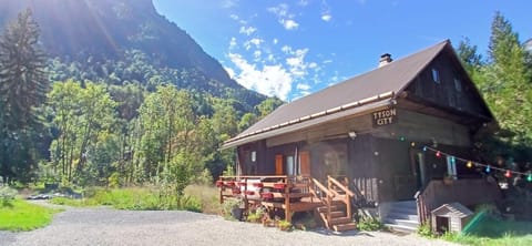 Châlet 8 personnes + grand terrain et rivière Chalet in Haute-Savoie