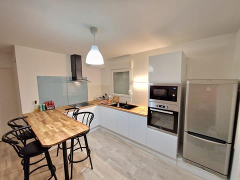 Kitchen or kitchenette, Dining area, minibar, pet friendly, stove