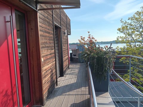 Facade/entrance, Balcony/Terrace, Lake view